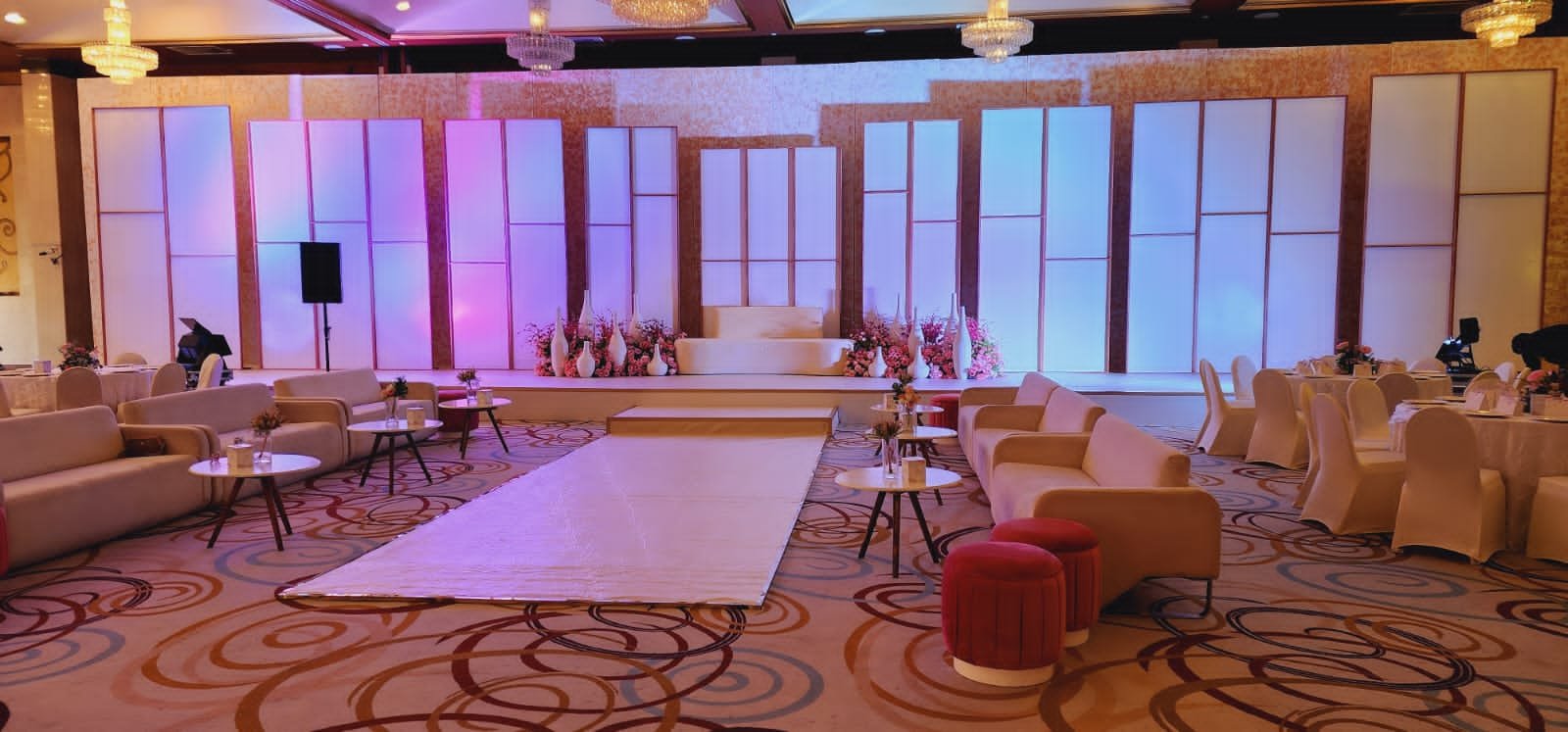       ديليزيا العين -    كوشات  اعراس فخمة   | أفكار كوشات  اعراس فخمة | تصاميم كوشات |   ديكور  كوشات  ورد طبيعي 

                        كوشة اعراس  اريكة ب لون بيج مزينة بورود   وردية     